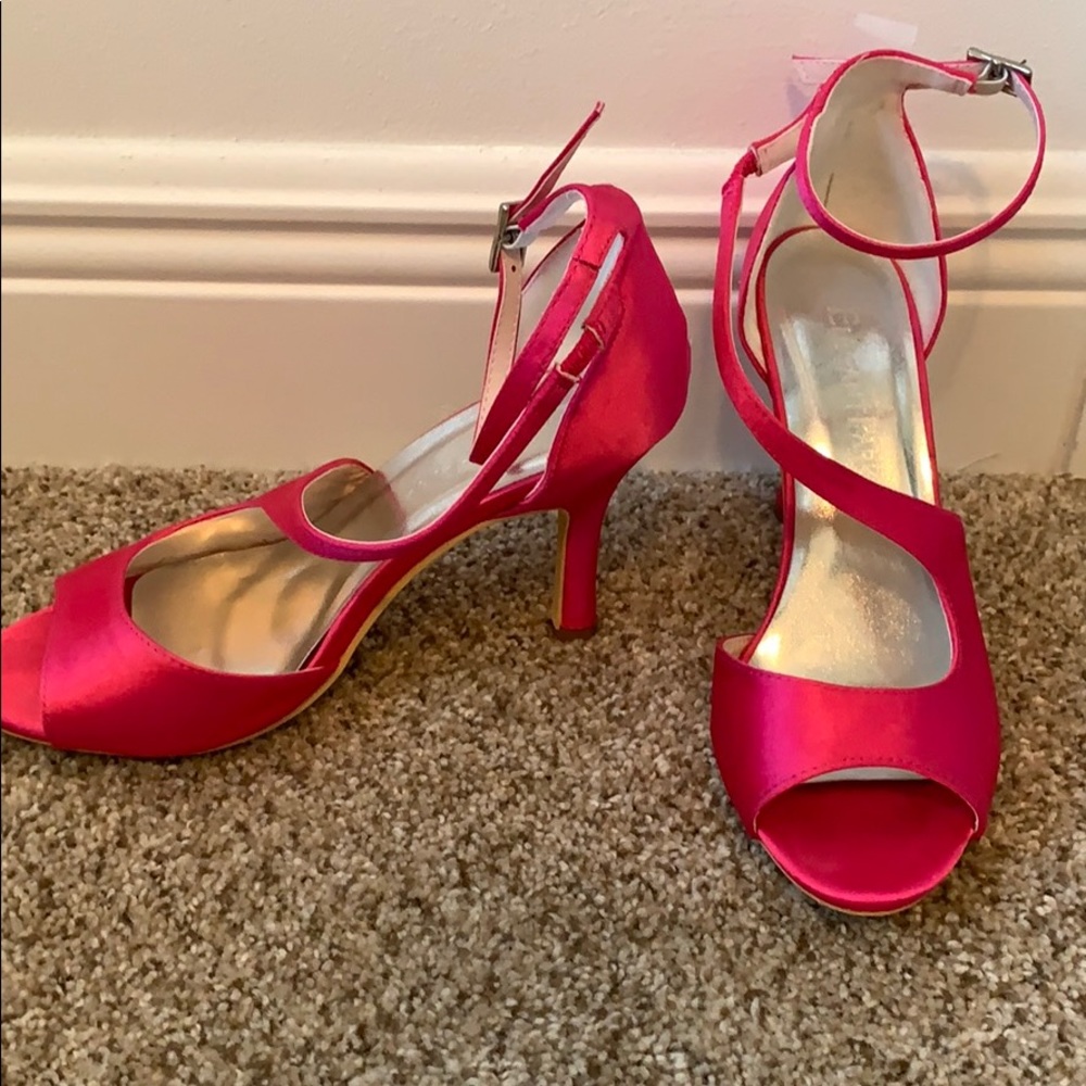 Elegant Park Hot Pink Heels - Picture 4 of 4